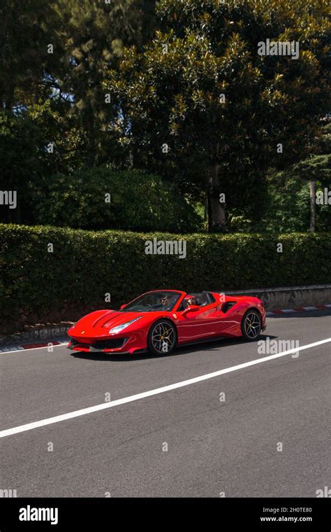 Le Supercar Rouge Ferrari Pista Spider A Roul Dans Une Rue Du