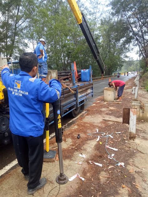 Akibat longsor itu, hanya satu jalur yang pantauan di lokasi, salah satu bahu jalan longsor berada di salah satu sisi di ruas km 17.600 yang masuk dalam wilayah kecamatan tugu, kabupaten. BP Batam Mulai Benahi Bahu Jalan Sei Ladi - GoWest.ID