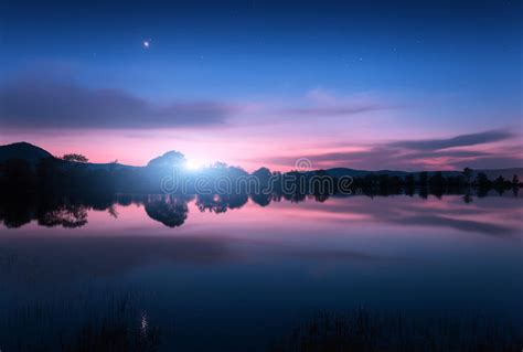 Lago Mountain Con Sorgere Della Luna Alla Notte Paesaggio Di Notte