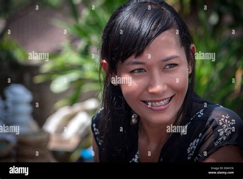 Junge Frauen Bali Fotos Und Bildmaterial In Hoher Auflösung Alamy