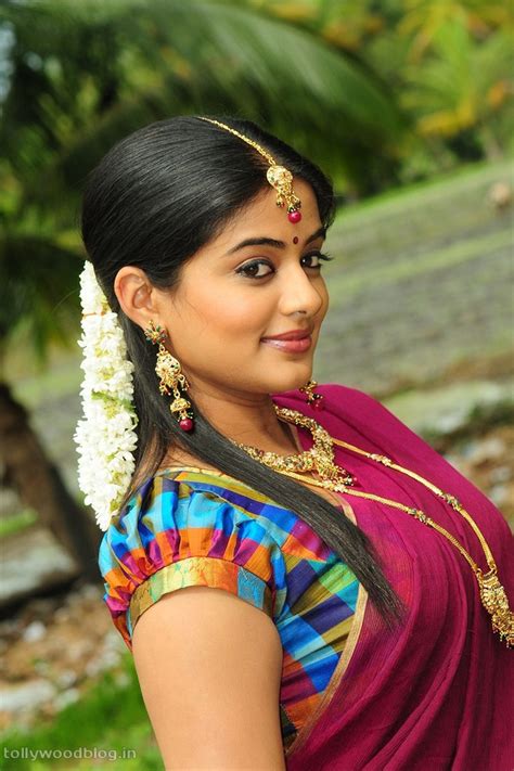 Anjali hottie in a green saree. Hot Celebrities: Priyamani Cute Half Saree Stills