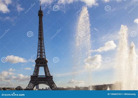 Eiffelturm Und Brunnen Bei Jardins Du Trocadero Paris Stockbild Bild