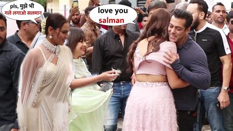 Salman Khan Hugs And Love To Saiee Manjrekar In Front Of Sonakshi Sinha Dabangg 3 Trailer Launch
