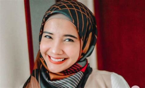 Sebelum dioperasi, zaskia sungkar sempat menghubungi adiknya, shireen sungkar, melalui sambungan video call. Hamil Anak Pertama, Zaskia Sungkar Mual dan Muntah Setiap Hari