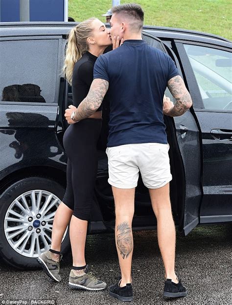 Love Islands Georgia Harrison And Sam Gowland Pucker Up Daily Mail Online