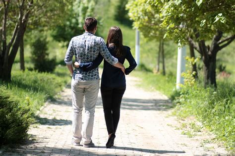 Fotos Gratis Hombre Césped Caminar Amor Verde Parque Pareja