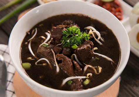 Rawon disajikan satu mangkuk dengan nasi dan kecambah. Gambar Nasi Rawon ,Minum Es Campur - paroxymsofdespair
