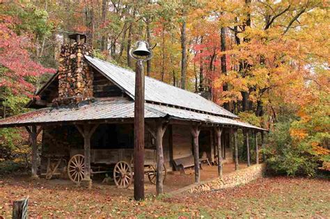 Appalachian cabins combine the rustic charm of yesteryear with the comfort of modern day conveniences. In The Mountains Of Georgia, Foxfire Students Keep ...