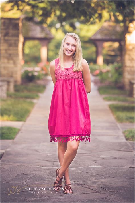 50 Simple And Amazing Senior Picture Poses For Girls