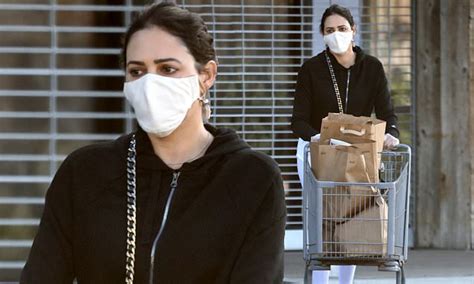 simon cowell s girlfriend lauren silverman dons a protective face mask and gloves to do a food