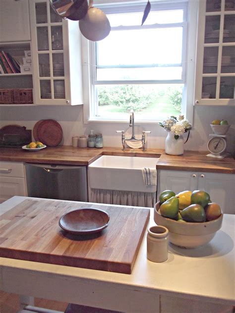 Because of this, you're able to stand directly in front of the sink with no hindrance from kitchen cabinets. Rustic Farmhouse: A Farm Style Sink