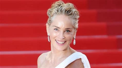 Sharon Stone Encanta Fãs Ao Posar De Biquíni Aos 65 Anos