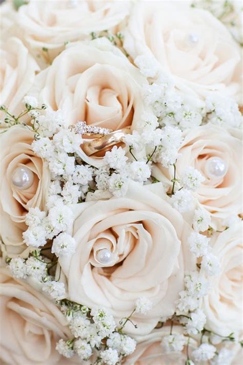 Wedding Rings In A Bouquet Of White Roses Beautiful Фоновые