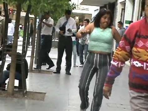 Loca Bailando En La Calle La Ta Youtube