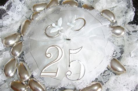 Quattro confetti argento, pi� confetto bianco con iniziali argento. 5 regali da fare per l'anniversario | Odiami