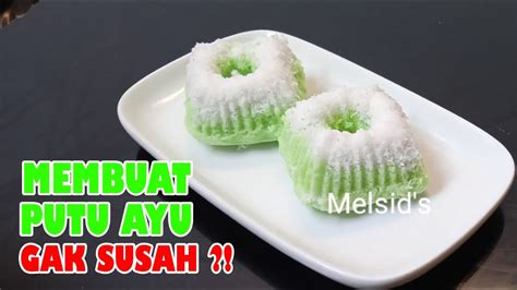 Kue putu ayu sebenarnya merupakan hasil kreasi para ibu ibu masa kini, sebab sebelumnya kita hanya mengenal kue putu tepung beras yang berwarna putih menarik yang di dalamnya berisi gula merah sisir. Resep Mudah Kue Putu Ayu Kukus / Putu Mayang - YouTube