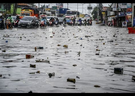 Bekasi Banjir Karena Sampah Antara Foto
