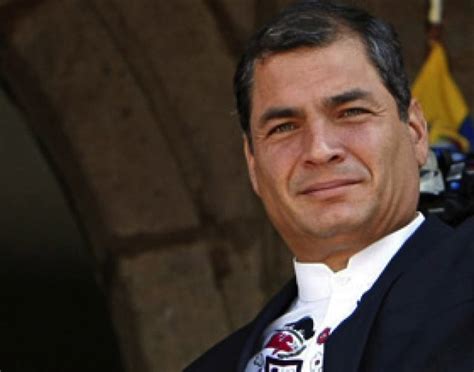 Leash (animal) siempre paseo a mis perros con correa.i always walk my dogs with a leash. Rafael Correa: Cinco años en el poder | IDEAS LLYC