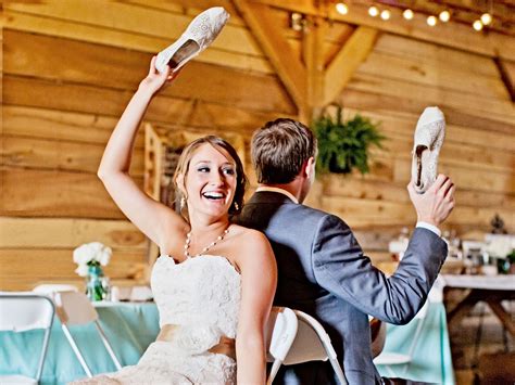 How To Play The Wedding Shoe Game—all The Funny Questions You Need To Ask Huwelijksspellen