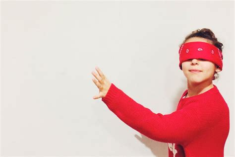 Para engañar se puede intercambiar ropa, gafas o. GALLINITA CIEGA - Observatorio del Juego Infantil
