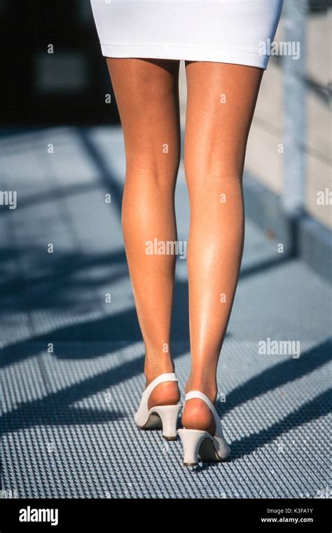 Schlanke Frauen Beine Von Der Rückseite Stockfotografie Alamy