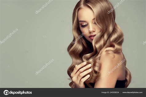 Lachendes Blondes Mädchen Mit Langem Und Glänzendem Welligem Haar Schöne Stockfotografie