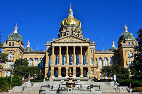Iowa State Capitol Building In Des Moines Iowa Encircle Photos