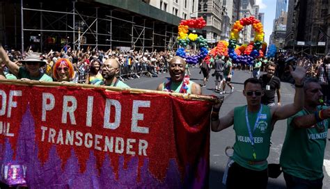 Nueva York Celebra El Orgullo Gay Con Una Marcha Masiva A 50 Años De Stonewall Fotos Mundo