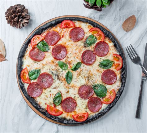 Pizza Pepperoni Aux Tomates Basilic Et Fromage Photo Gratuite