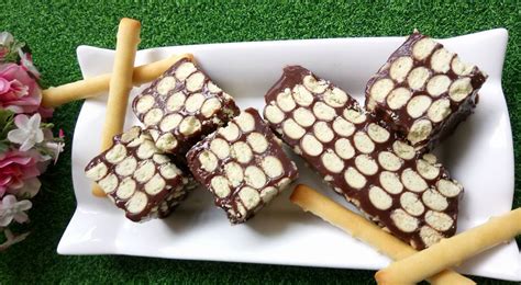 Kek batik legend, dengan topping chocolate ganache yang licin… berkilat permukaannya dan penuh dengan rasa chocolate. Resepi Kek Batik Guna Biskut Jejari. Cantik 'Kejadiannya'!