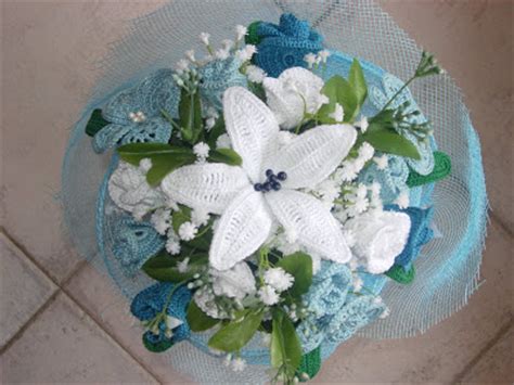 A questo punto cucire sulla borsa i fiori a uncinetto decorandoli con dei bottoni. Lo Chalet delle Fate: Bouquet di Fiori all' Uncinetto......