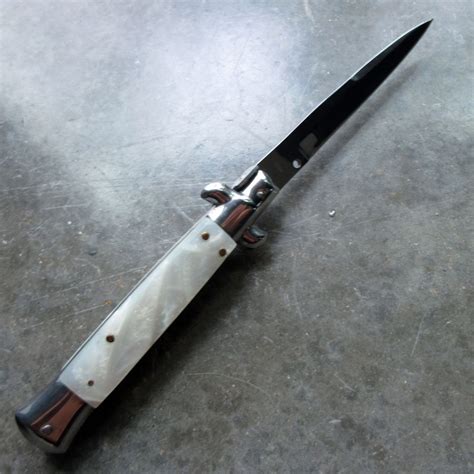 Switchblade — ( switchblades) a switchblade is a knife with a blade that is hidden in the handle and that springs out … collins cobuild advanced learner's english dictionary. Switchblade Auto Knife Classic Stiletto 3.7" Silver Blade ...