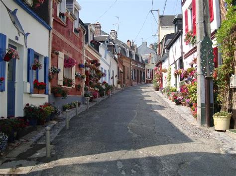 Hôtel 4 étoiles dans la baie de somme. Une rue de Saint-Valery-sur-Somme - Foto van Hotel ...