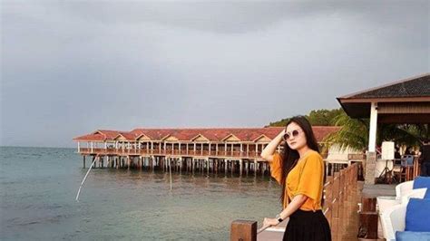 Di malam hari ia seperti biasa, ia pun memparkir mobil kesayangannya tersebut di jalan depan rumahnya. DERETAN Foto Rumah Nella Kharisma di Jawa Timur, Ada Taman ...