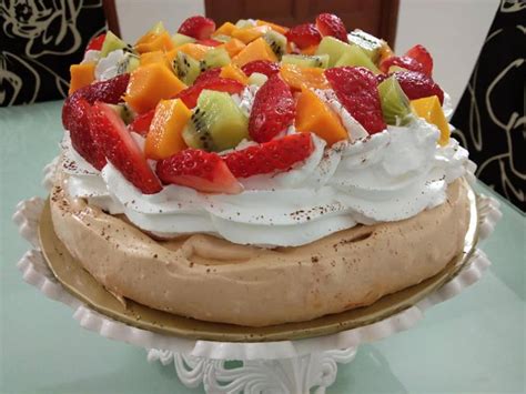 Pavlova adalah sejenis pencuci mulut manis yang berasaskan meringue (putih telur). Pavlova Crunchy Diluar, Lembut Bak Marshmallow Di Dalam ...