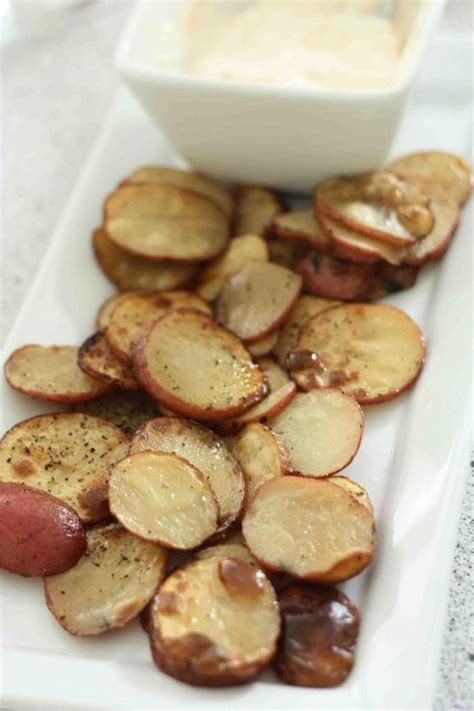 It's made with sour cream, light mayo, and sriracha. Vinegar broiled red potatoes with sour cream dipping sauce | Gourmet cooking, Sour cream dipping ...