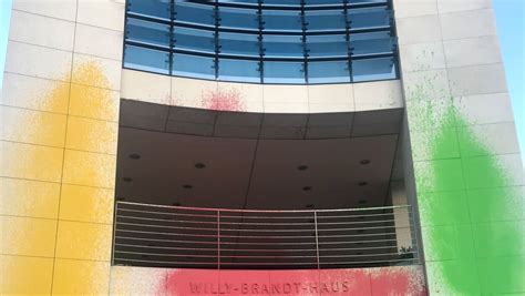 Establishing shot of the willy brandt haus, the headquarters building of the social democratic party of germany, spd, in berlin. SPD: Willy-Brandt-Haus mit Farbe beschmiert - DER SPIEGEL