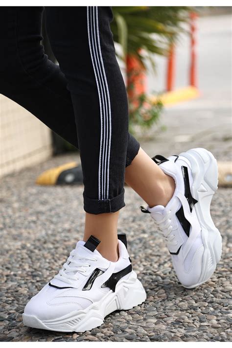 Dica Beyaz Cilt Siyah Detaylı Bağcıklı Spor Ayakkabı Tarz Topuklar