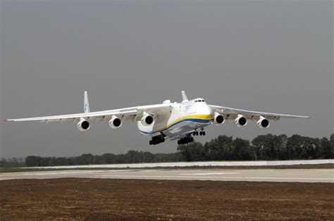 It also has the largest wingspan of any aircraft in operational service. Чужая «Мрия». Украина продала Китаю самый большой в мире ...