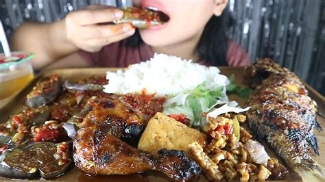 Goreng ikan dengan minyak panas di atas api sedang hingga . ayam bakar lalapan + ikan kakap + terong balado (mukbang ...