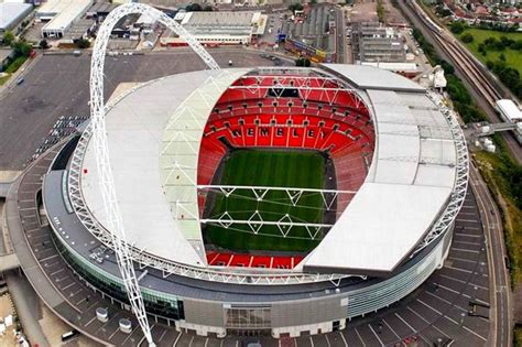 Wembley stadium (branded as wembley stadium connected by ee for sponsorship reasons) is a football stadium in wembley, london. Стадион уэмбли - Обучение английскому языку