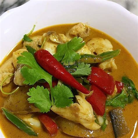Although many penang curry pastes don't contain the peanuts so better to make your own from a you can take red curry paste and add peanuts, ground cilantro & cumin and it makes penang curry. Penang curry met zeebaars - Francesca Kookt