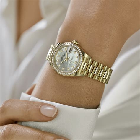 The Rolex Lady-Datejust 28 in 18 ct yellow gold, 28 mm case, White