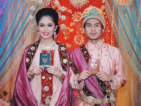 Salah satunya pakaian adat sulawesi utara yang memiliki wujud dan cerita menarik di baliknya. Nama Baju Adat Manado Beserta Penjelasannya | Budaya Shop