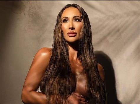 35 Week Pregnant WWE Superstar Carmella Goes Completely Nude For