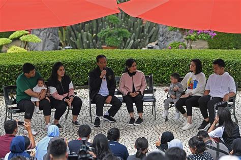 Meskipun begitu, terkadang ia memperhatikan. Keharmonisan Keluarga Jokowi - Media Kritis Anak Bangsa