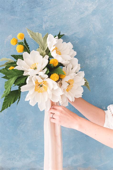 Learn how to make a pretty poppy in this fun paper flower video tutorial. How to make GORGEOUS paper flowers | 20 DIY flower tutorials