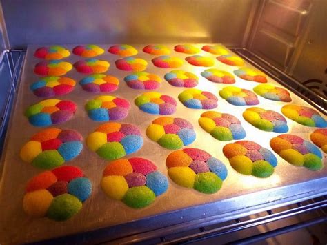 Resepi ni pun resepi ambil dari orang juga diolah balik ikut bahan apa ada. Viral! Cantik Macam Bunga. Biskut Rainbow Paling Laku ...