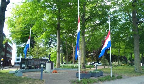 Op dodenherdenking worden alle burgers en militairen van het koninkrijk der nederland, die sinds de tweede wereldoorlog zijn omgekomen door. Online dodenherdenking in Veenendaal