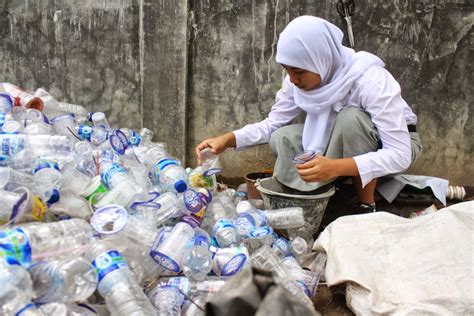 Menyulap Sampah Menjadi Uang dan Barang Berharga ~ Deva Untuk Pertiwi
